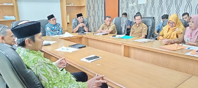 Ketua Komisi II Habiburrahman memimpin rapat dengar pendapat dengan Kadis PPKBP3A Edi Afrizal di ruang rapat Komisi II DPRD Kampar, Bangkinang, Senin (27/3/202).